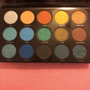 HipDot eyeshadow palette